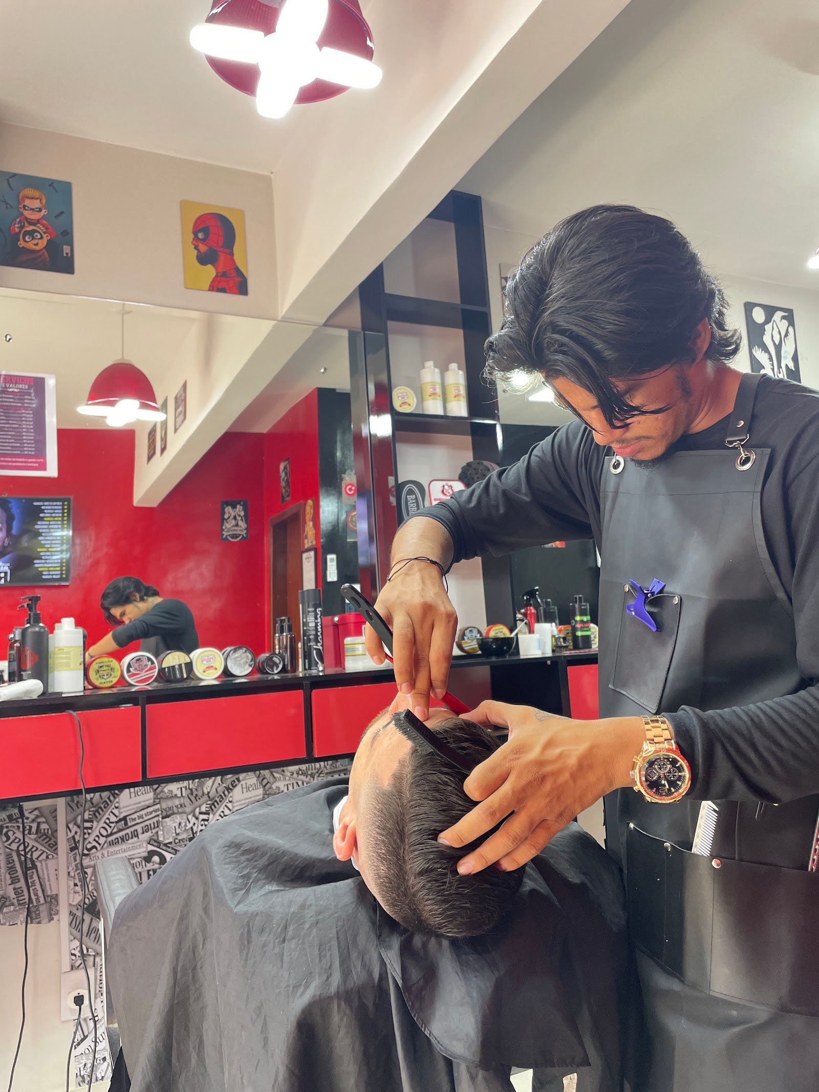 Barbeiro da Kopolo fazendo o acabamento com navalha no cabelo de um cliente